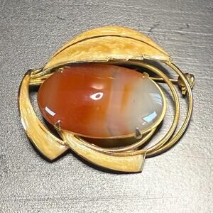 Vintage 1960s Modernist Agate Brooch: Gold Tone Mid Century Pin
